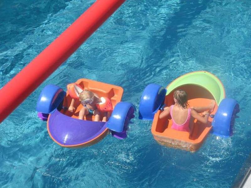 Location de mini bateaux à pédales de piscine pour enfant à Lyon